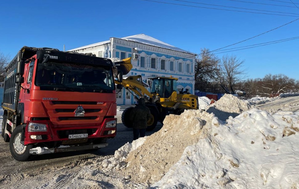 Прокуратура применила санкции к саратовским чиновникам за сугробы на улицах